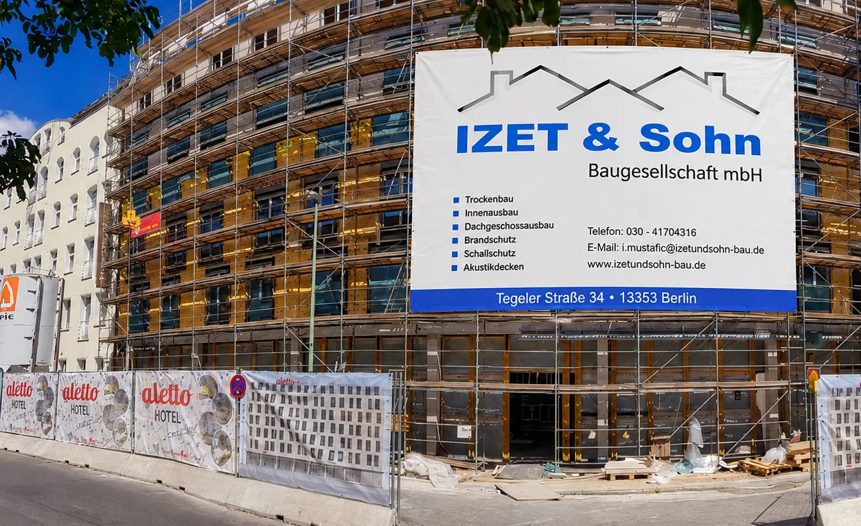 Baustelle der IZET & Sohn Baugesellschaft in Berlin — Gerüst mit Bautafel des Unternehmens